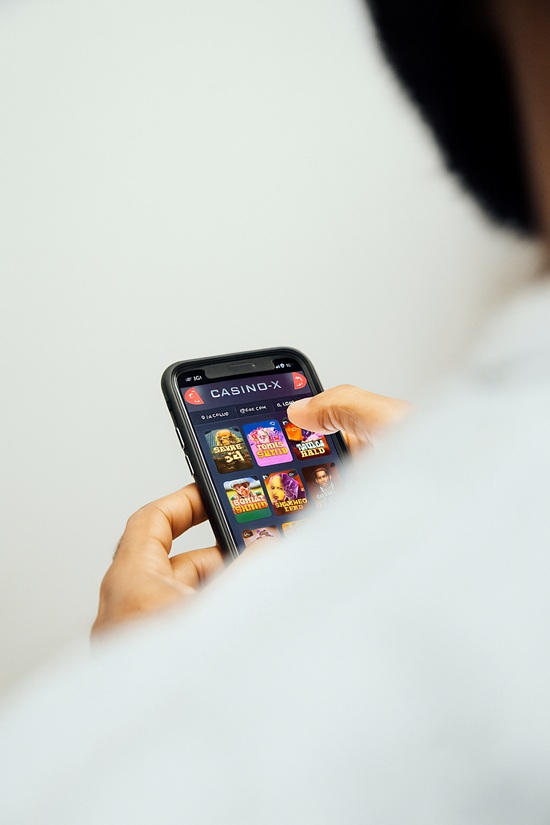 Man is holding a phone with an online casino on it.